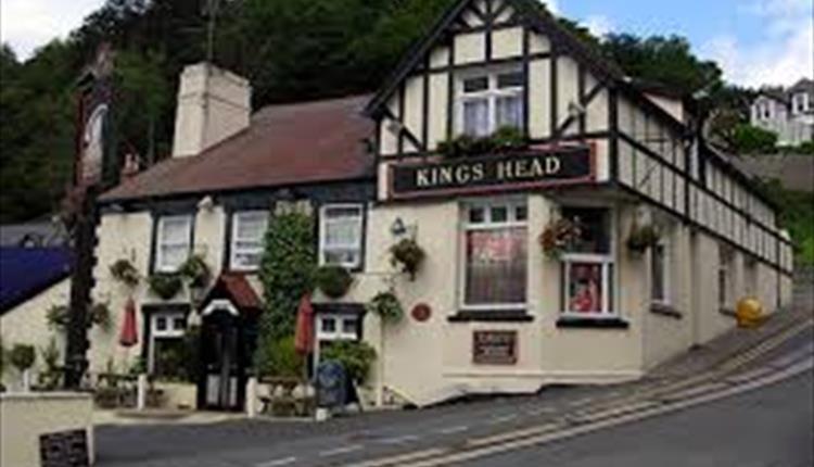 Bodlondeb Castle Bed & Breakfast { Central Llandudno} Екстериор снимка