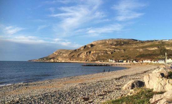 Bodlondeb Castle Bed & Breakfast { Central Llandudno} Екстериор снимка