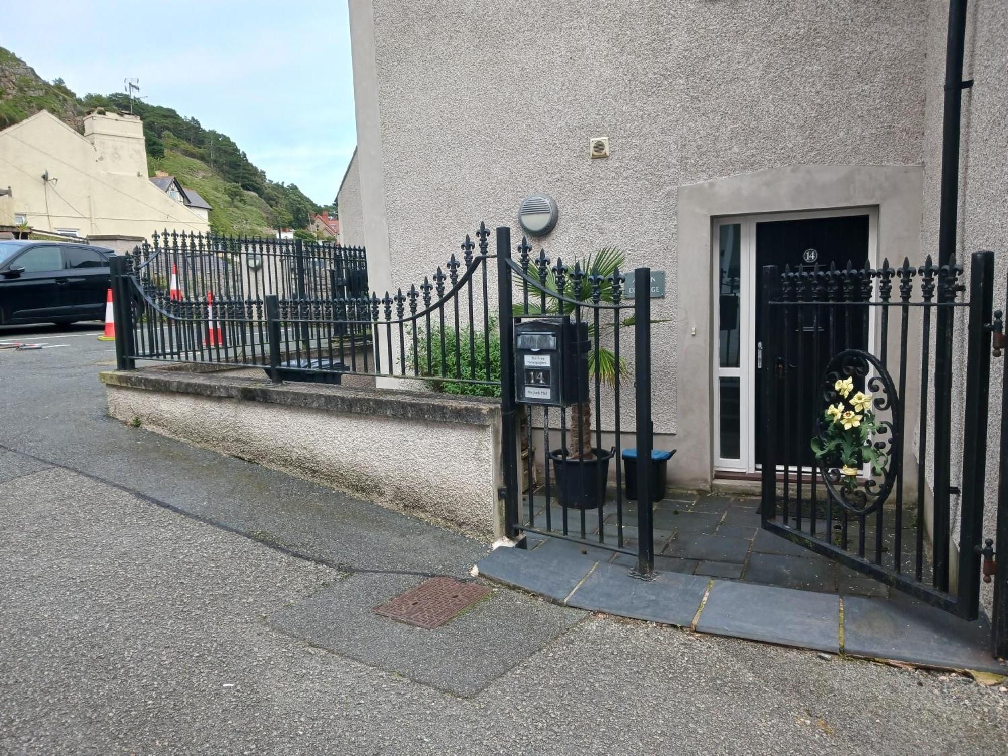 Bodlondeb Castle Bed & Breakfast { Central Llandudno} Екстериор снимка