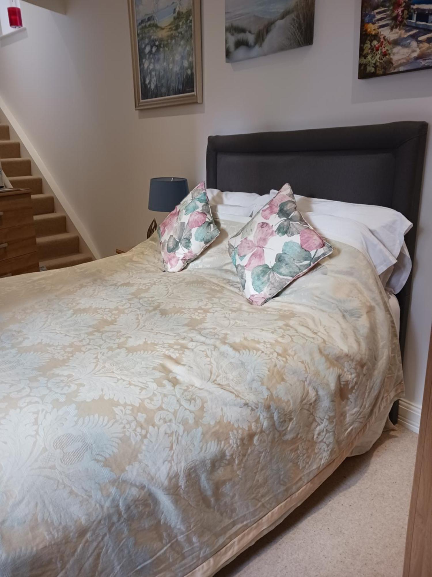 Bodlondeb Castle Bed & Breakfast { Central Llandudno} Екстериор снимка